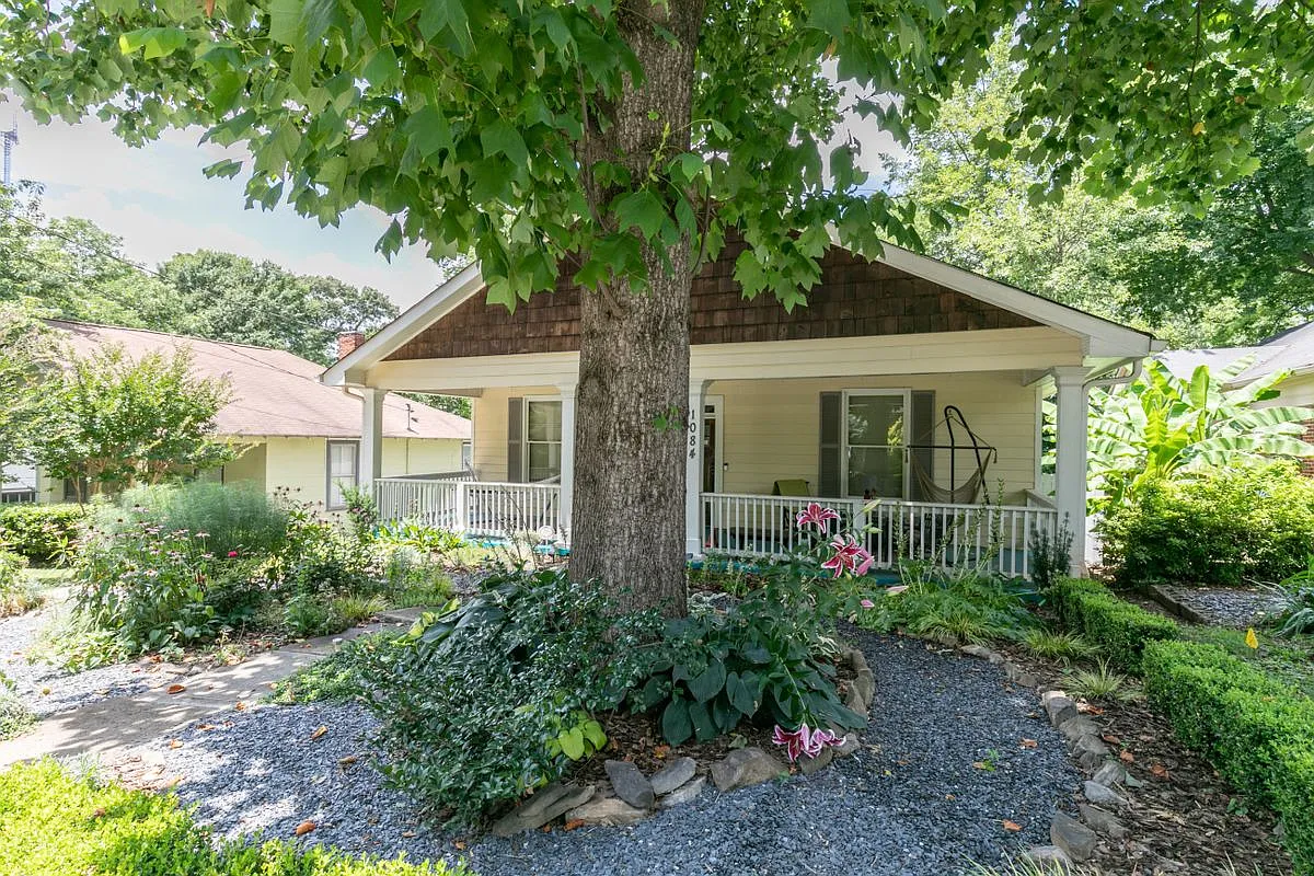 3 bed, 2.0 bath, 1900 sqft, $4,750 — Photo 2