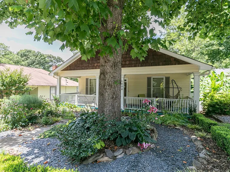 1084 Sanders Ave SE — Photo 2