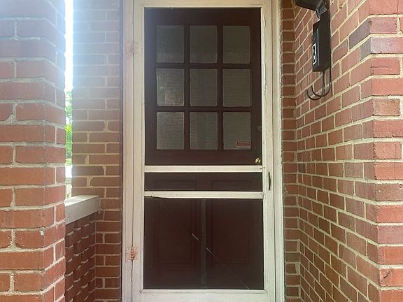 2nd image of 1406 W Chapel Hill St APT B