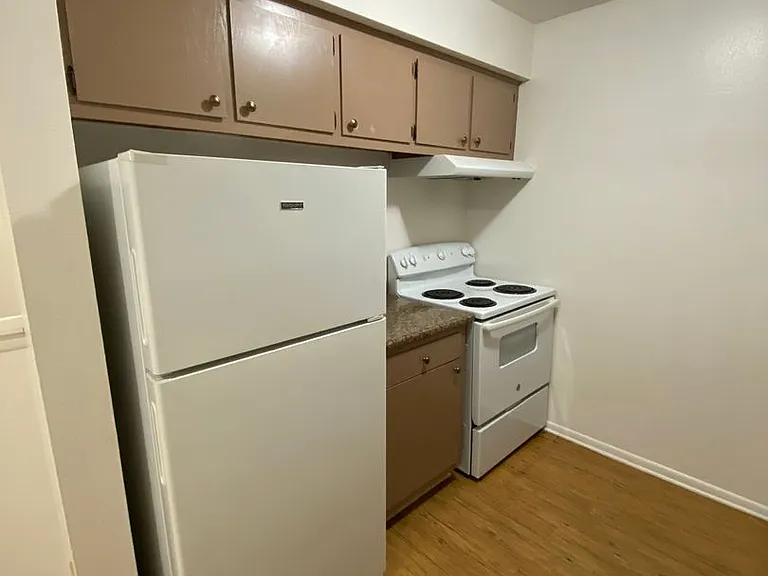2400 Northwestern Ave — Photo 18