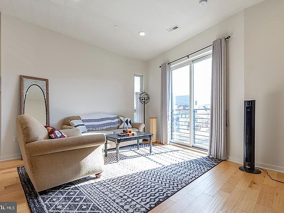4th image of 627 E Girard Ave APT C2