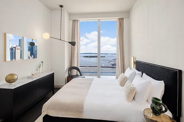 Rented by Extell Marketing Group LLC | media 1