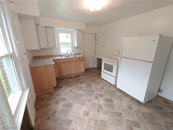 4th image of 1320 W Montrose St