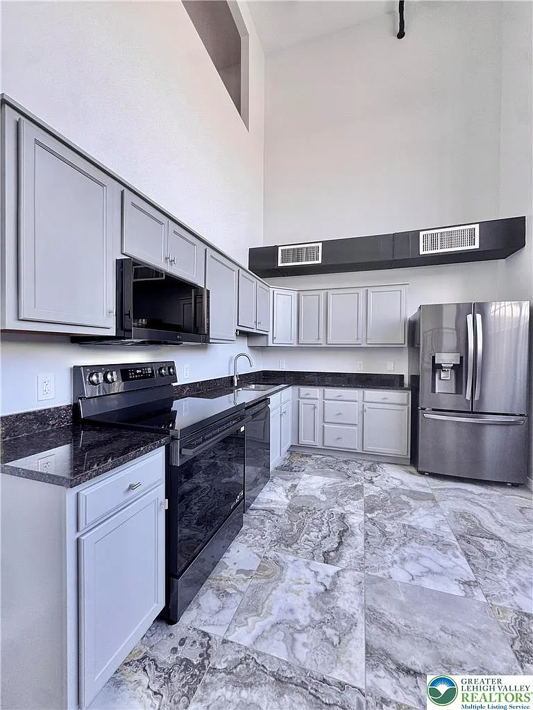 2 bed, 2.0 bath, 2160 sqft, $3,200 — Photo 4