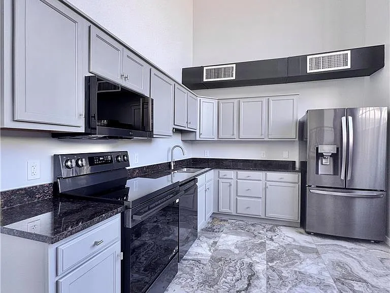 11 W 2nd St #101 — Photo 4