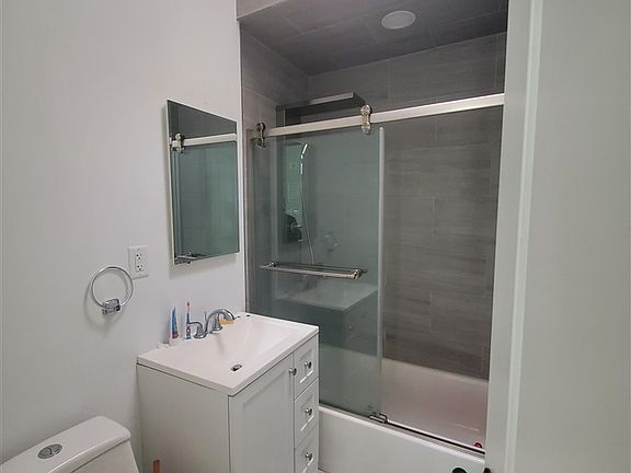 3rd image of 215 Mallory Ave