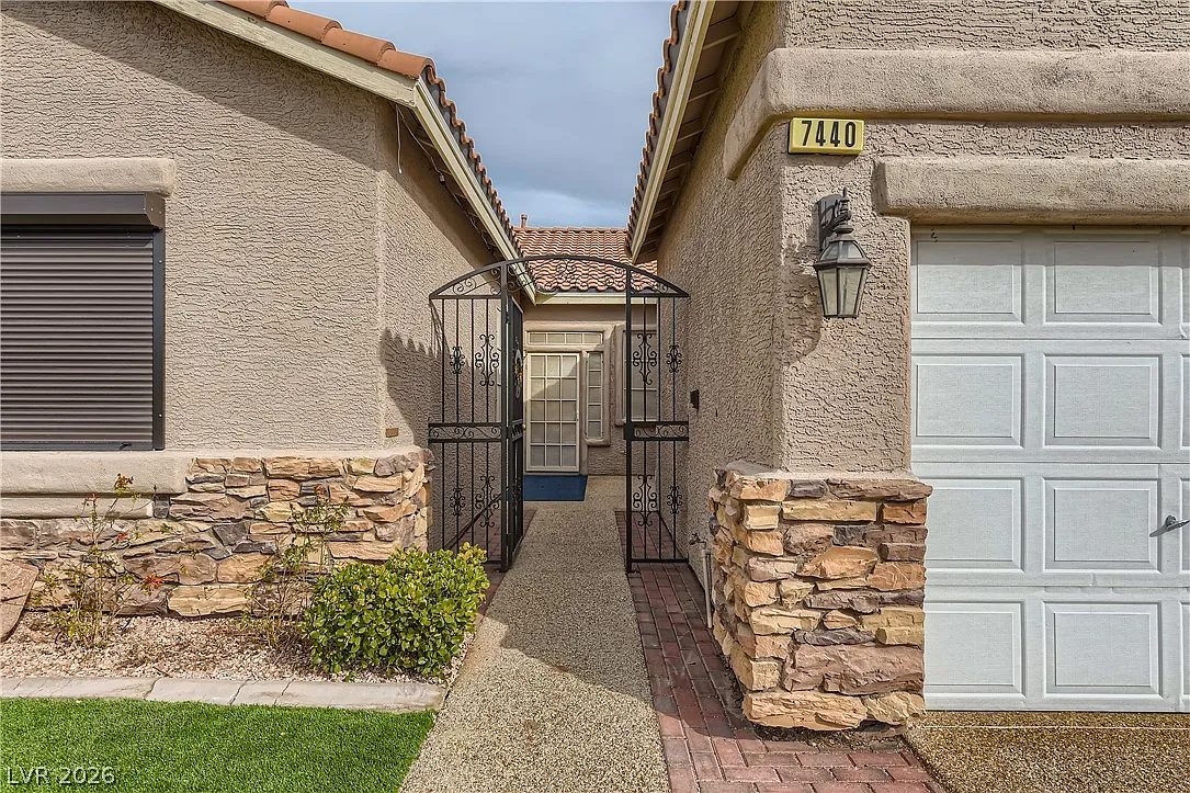4 bed, 3.0 bath, 2313 sqft, $2,550 — Photo 3