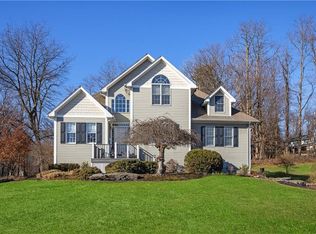 9 Camberra Dr, Suffern, NY 10901