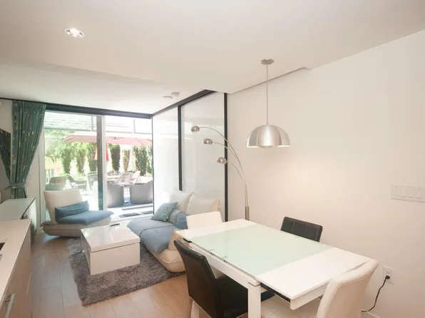 89 Nelson St #202, Vancouver, BC V6B 6J8