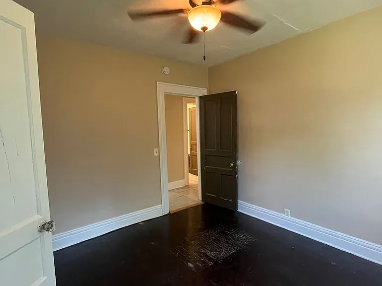 380 Seneca Ave — Photo 5