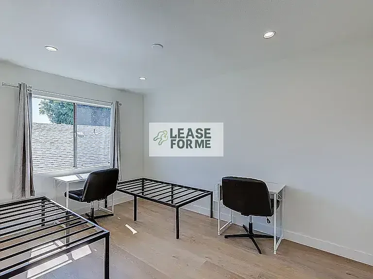 Private Bedroom Near USC Renovated Home with All Utilities Included — Photo 3
