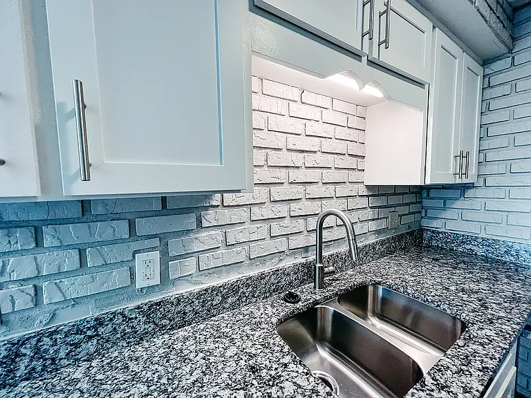 120 Oakley — Photo 3