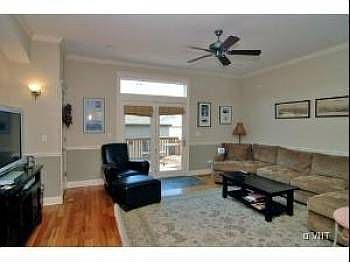 4th image of 3720 N Sacramento Ave