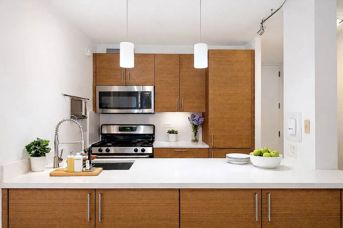415 E 37th St APT 10K photo 1