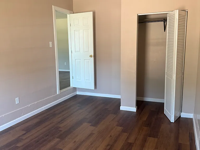 1304 Locust Dr — Photo 4