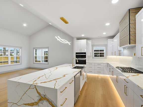 5th image of 301 Jacquline Ln