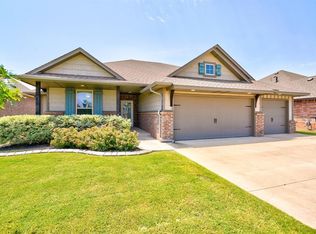 904 NE 34th Ter, Moore, OK 73160