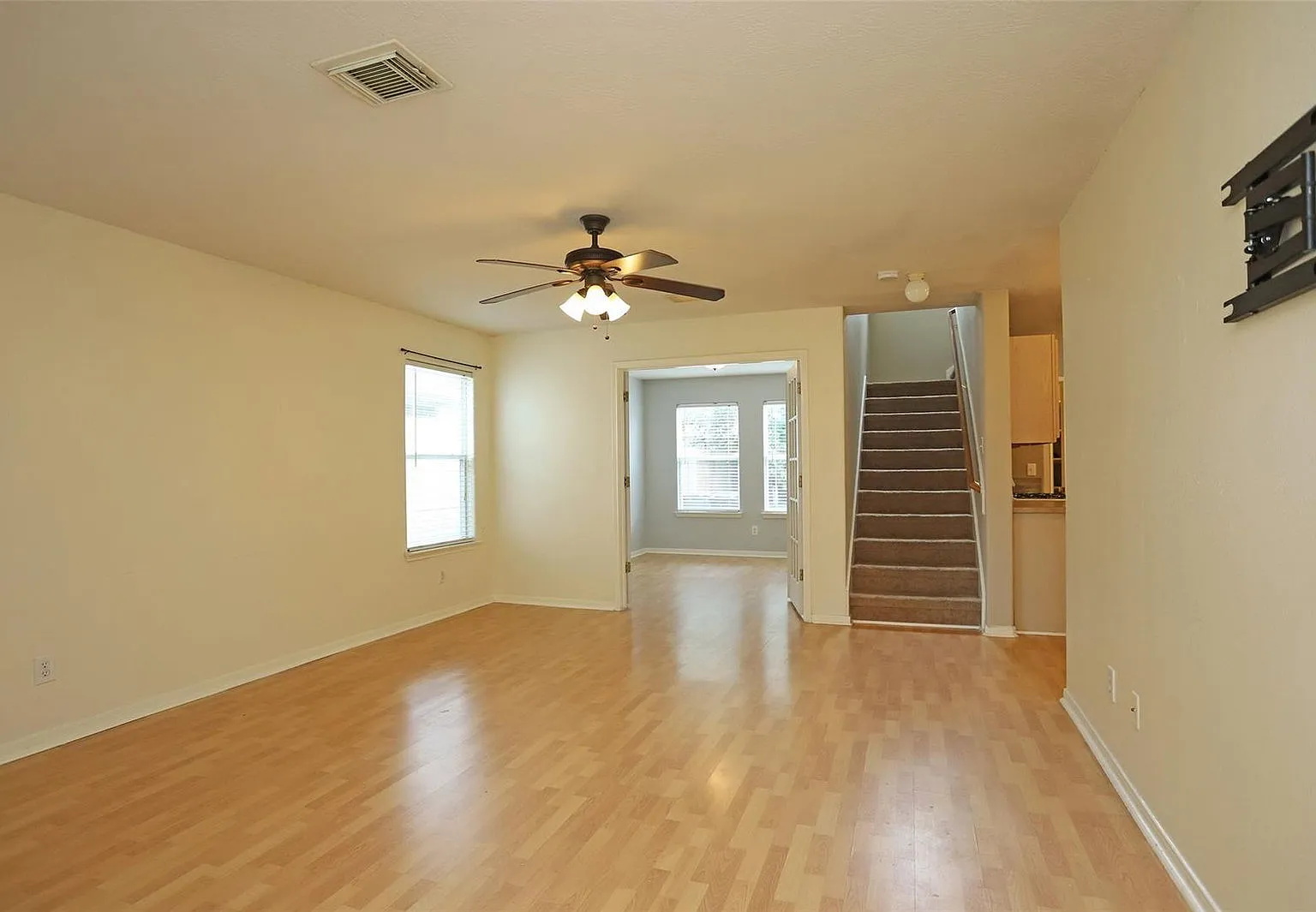 3 bed, 2.5 bath, 2054 sqft, $2,000 — Photo 4