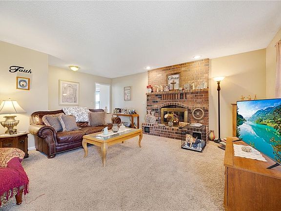 3rd image of 815 NW Valley Woods Dr