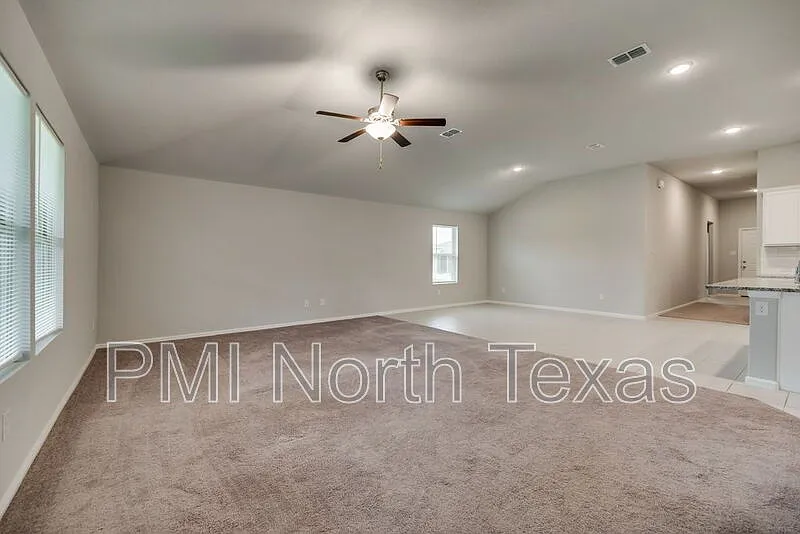 4 bed, 2.0 bath, 2056 sqft, $2,200 — Photo 4