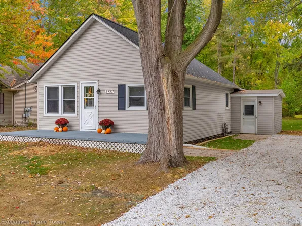 3932 Parker Rd, Fort Gratiot, MI 48059