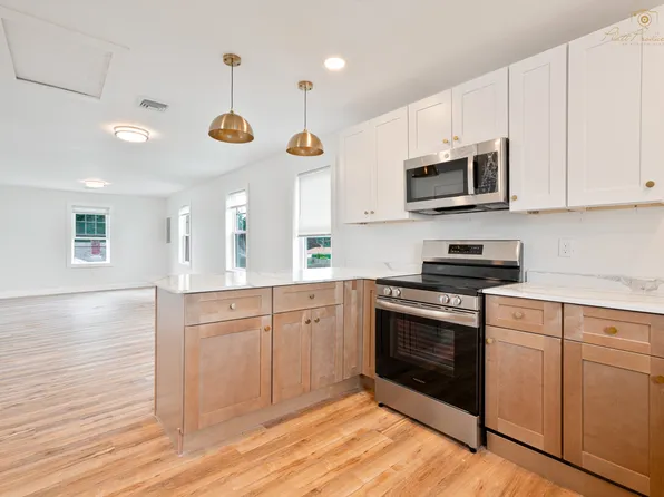 9 Colwell St APT 1, Cranston, RI 02920