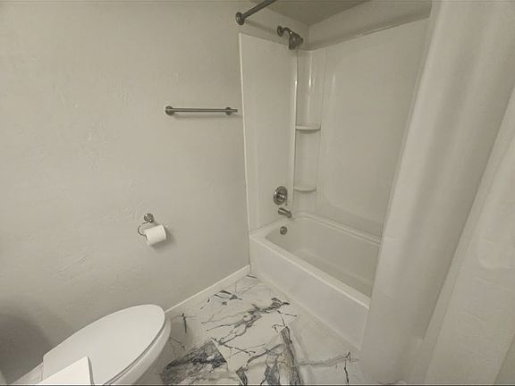 Main bathroom with marble flooring