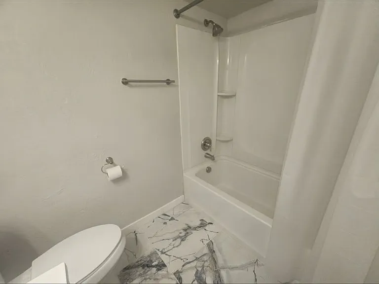 Main bathroom with marble flooring