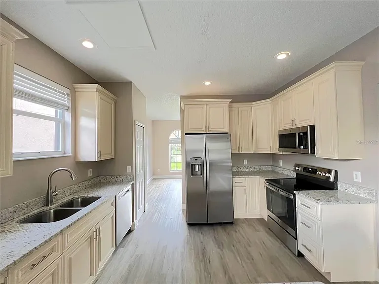 196 Hanging Moss Dr — Photo 5