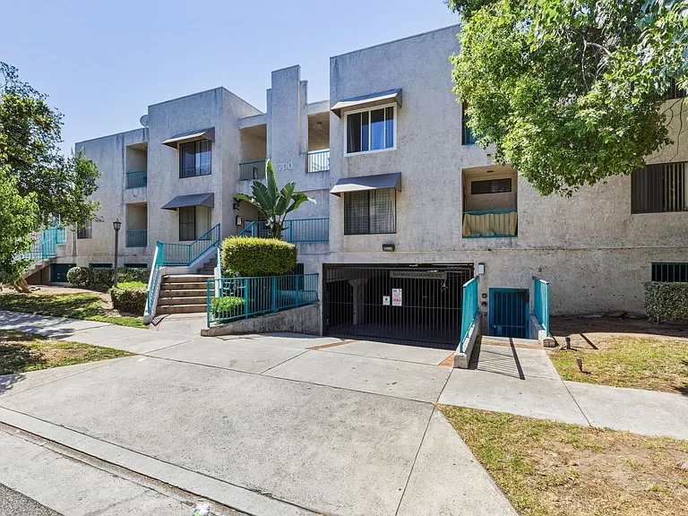 700 E Harvard St — Photo 27