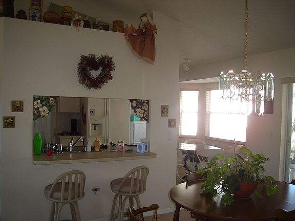 Dining area w/pass-through to kitchen 