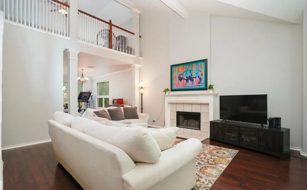 4 bed, 2812 sqft, $2,300 — Photo 2