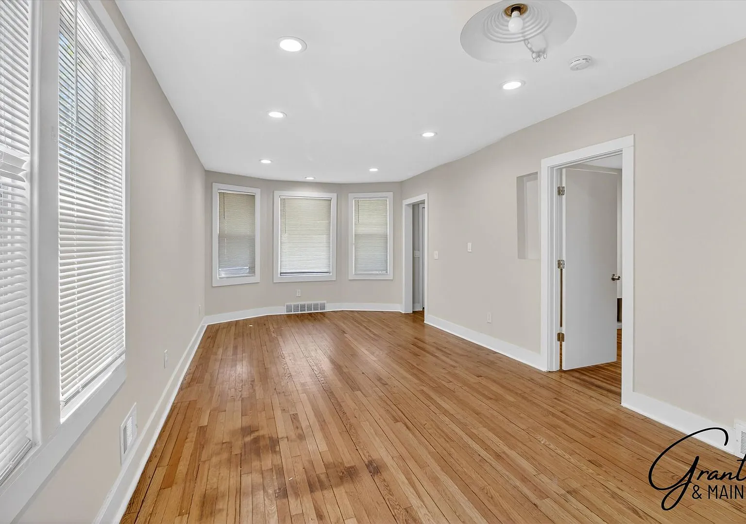 $1,600 - One of a Kind Bungalow in Hamtramck — Photo 2