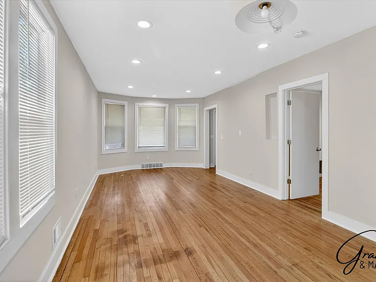 2315 Yemans St — Photo 2