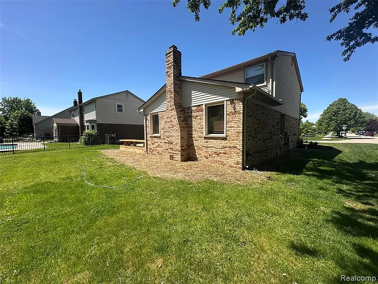 7534 Charrington Dr — Photo 23
