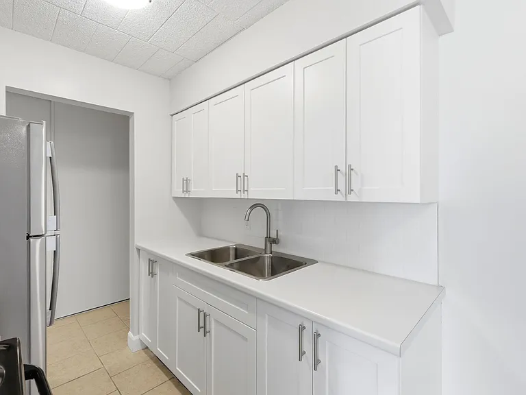 100 McFarlane Ave — Photo 16