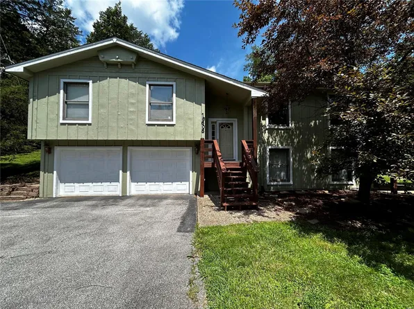18605 Hawks Trail Dr, Pacific, MO 63069