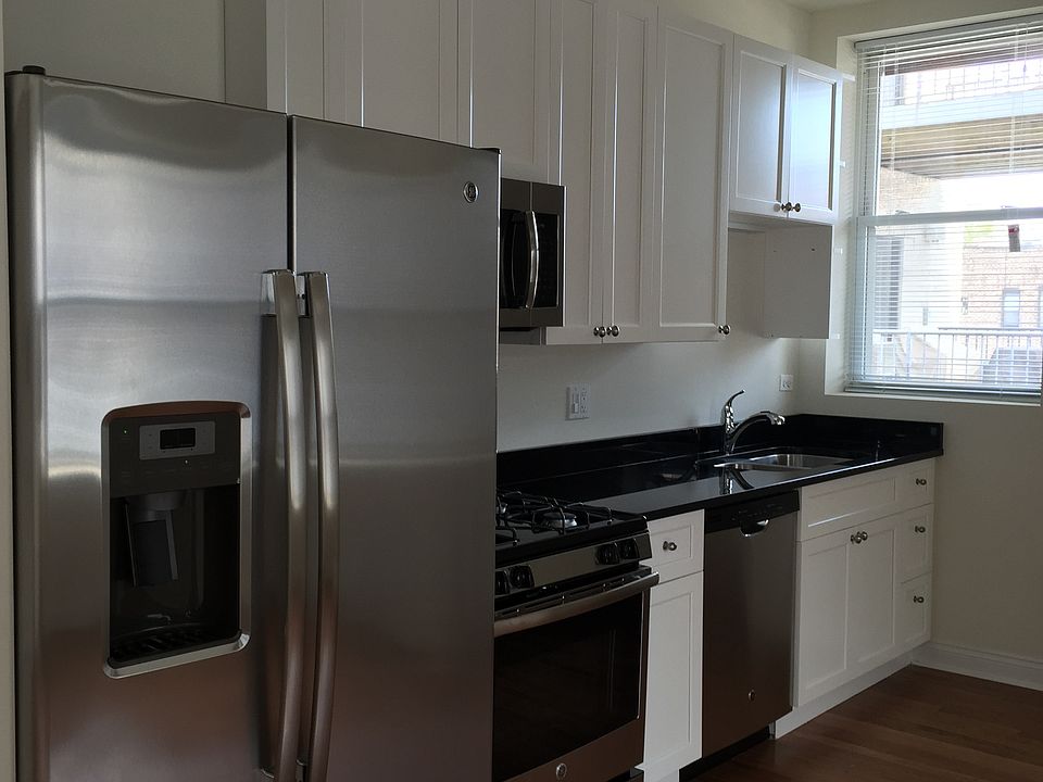 1st image of 3117 N Sheffield Ave #2