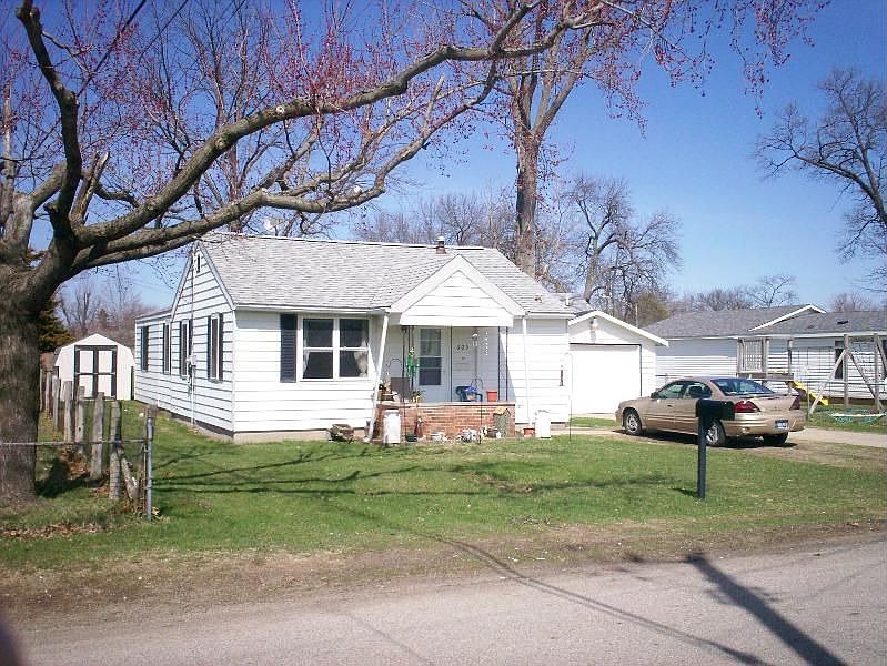 1st image of 305 E Danker St