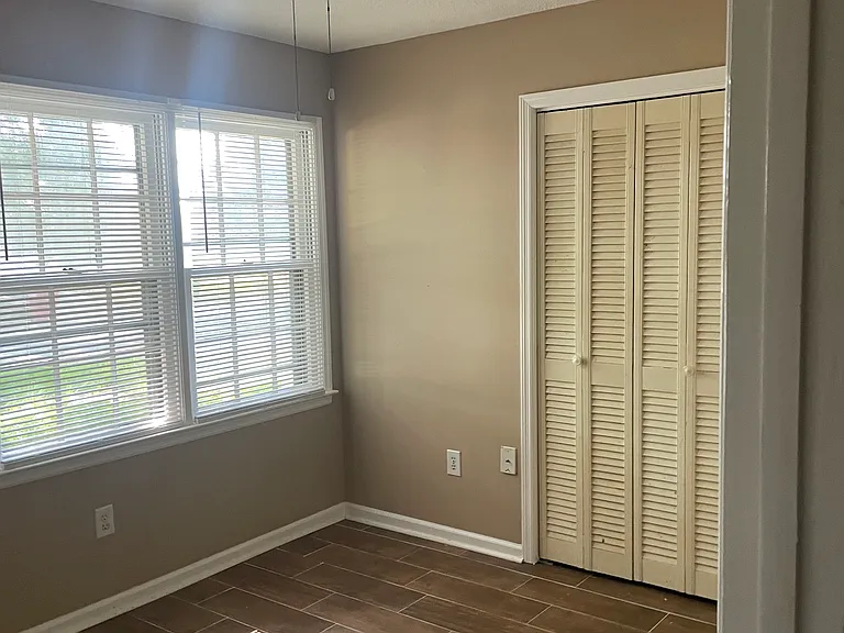 105 Valencia Cir — Photo 8