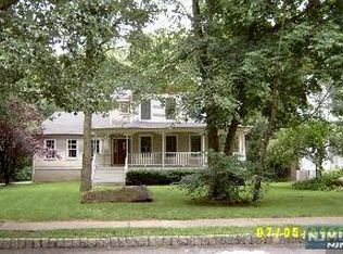 4 Lee Ct, Waldwick, NJ 07463