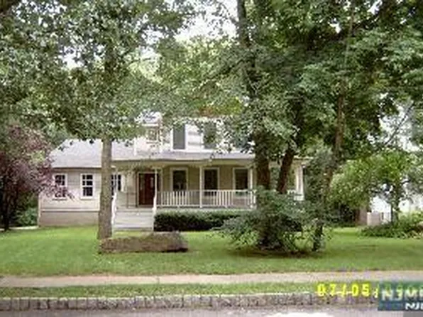 4 Lee Ct, Waldwick, NJ 07463