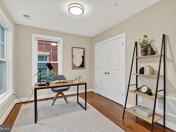 4th image of 2909 Chancellors Way NE
