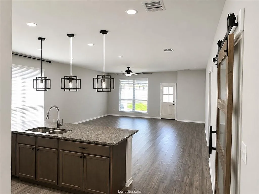 3 bed, 1878 sqft, $2,500 — Photo 3