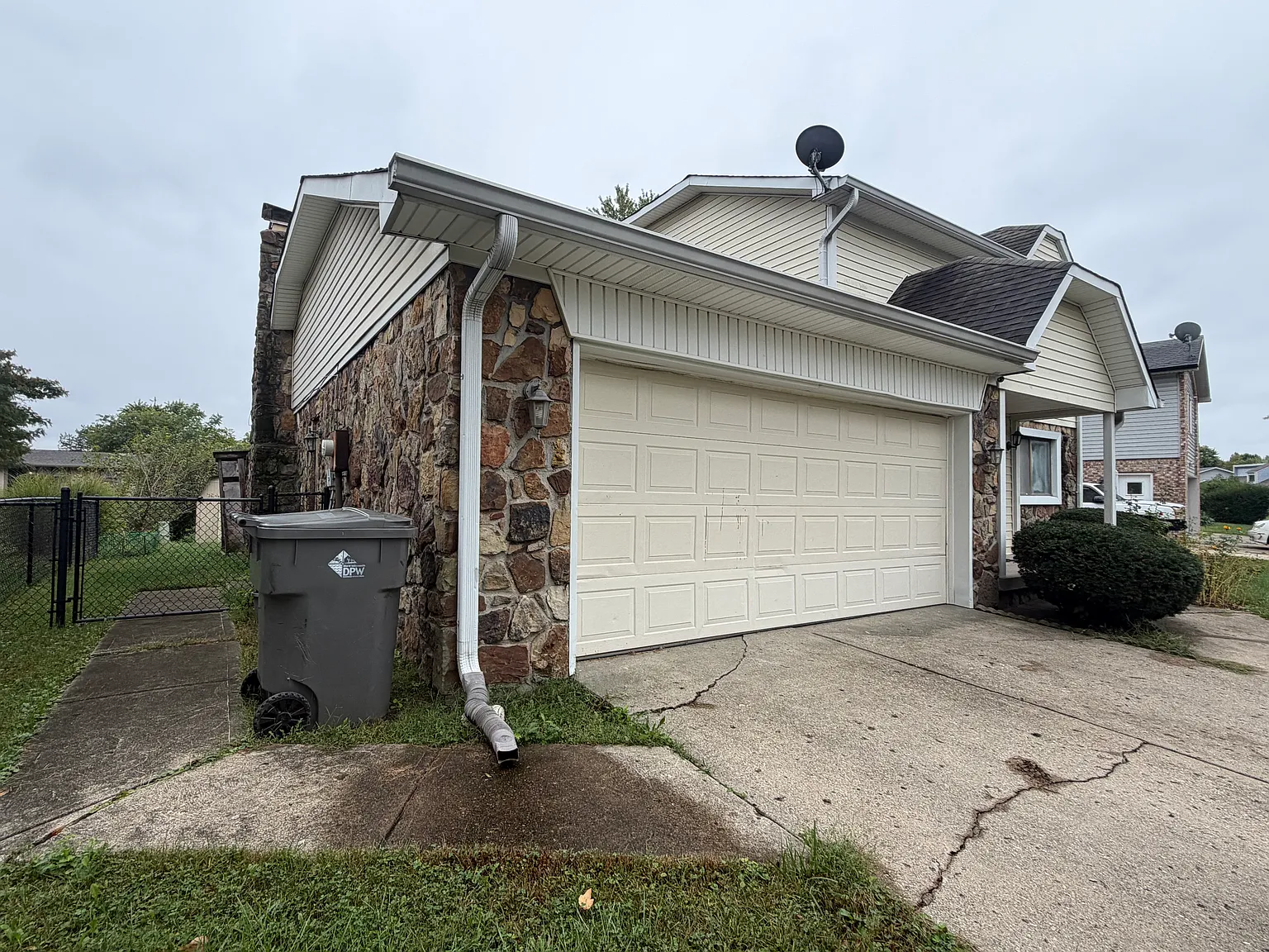 3 bed, 2.5 bath, 1795 sqft, $1,700 — Photo 3