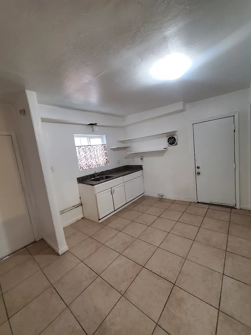 2372 Beaumont St #3 photo 1