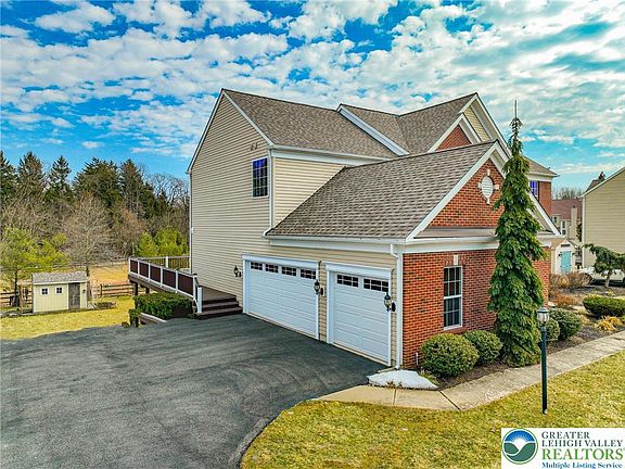 3rd image of 1919 Pembrooke Dr