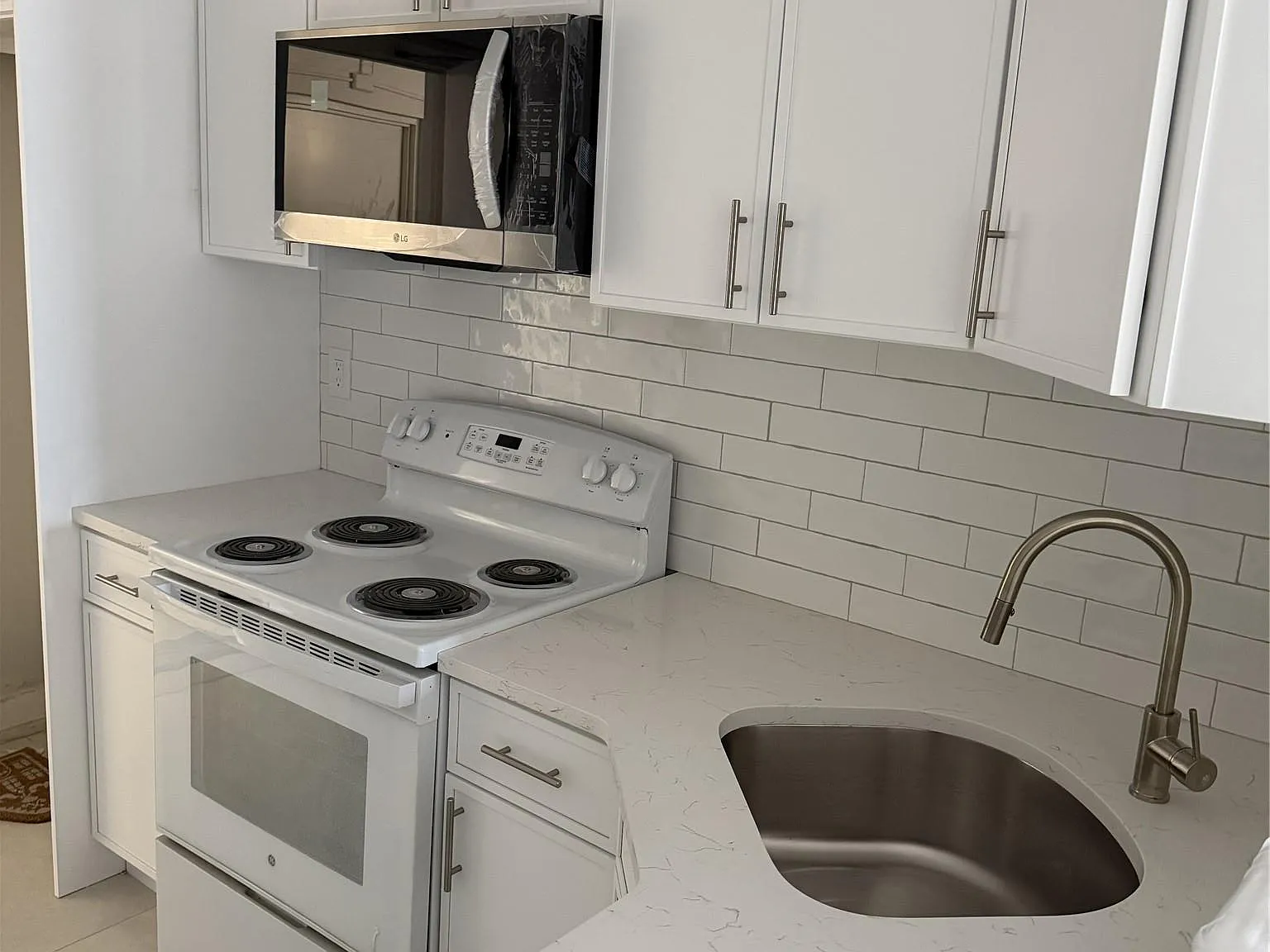 1 bed, 1.0 bath, 620 sqft, $2,300 — Photo 2