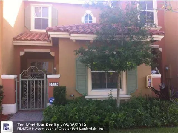 5910 Siena Ln, Hollywood, FL 33021