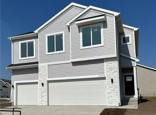 2968 Primrose Ln, Pella, IA 50219